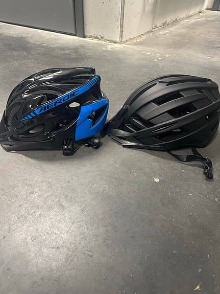 Svarta cykelhjälmar med blå detaljer