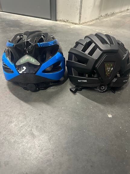Svarta cykelhjälmar med blå detaljer