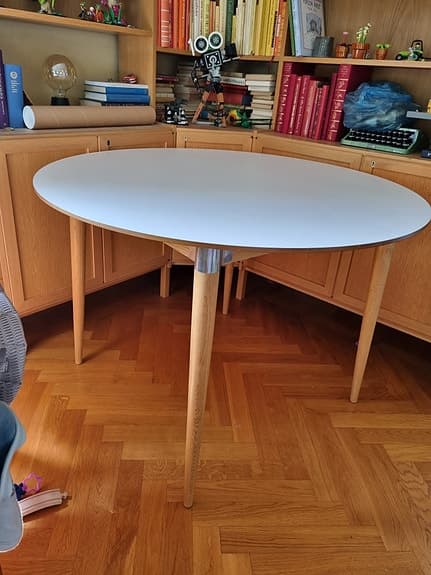 Matbord från Mio – vit skiva & ekben – 110 cm
