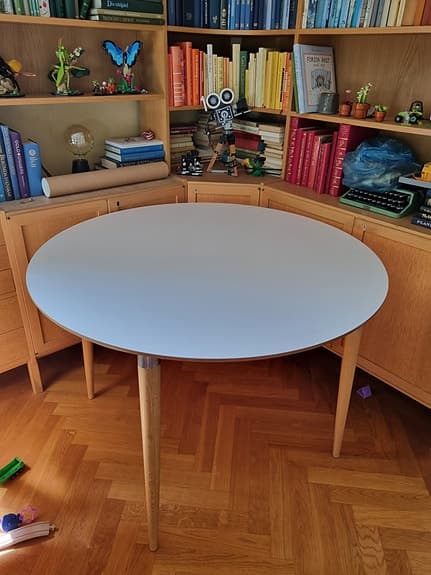 Matbord från Mio – vit skiva & ekben – 110 cm