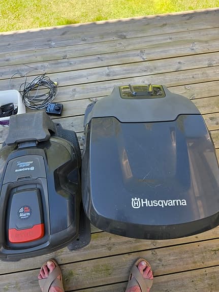 Husqvarna Automower robotgräsklippare med laddstation