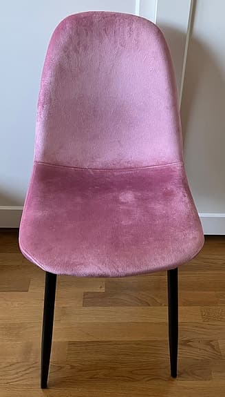 Köksstol rosa plysch med svarta metalben