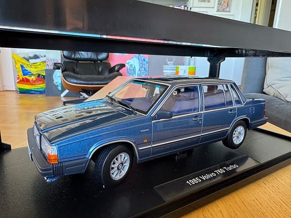 Volvo 760 Turbo skala 1:18 Triple 9.