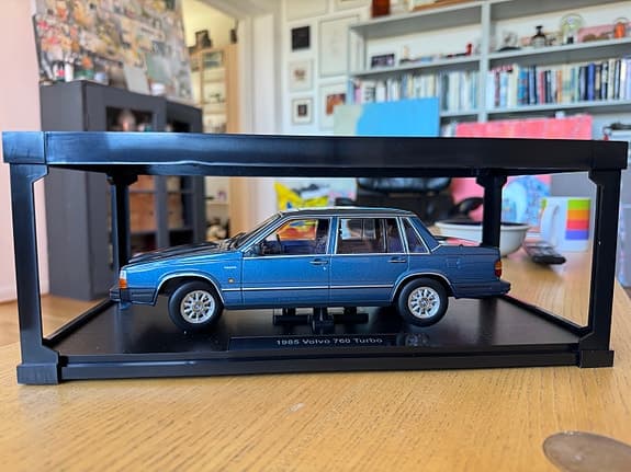 Volvo 760 Turbo skala 1:18 Triple 9.