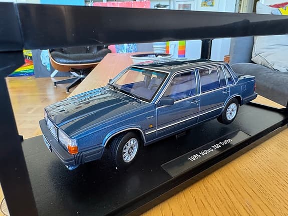 Volvo 760 Turbo skala 1:18 Triple 9.