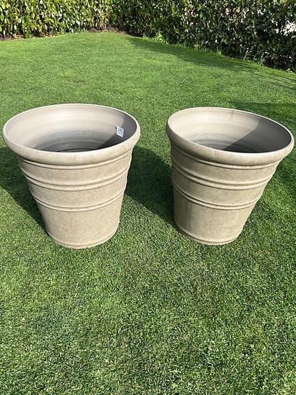 Stora beige krukor för uteplats eller trädgård