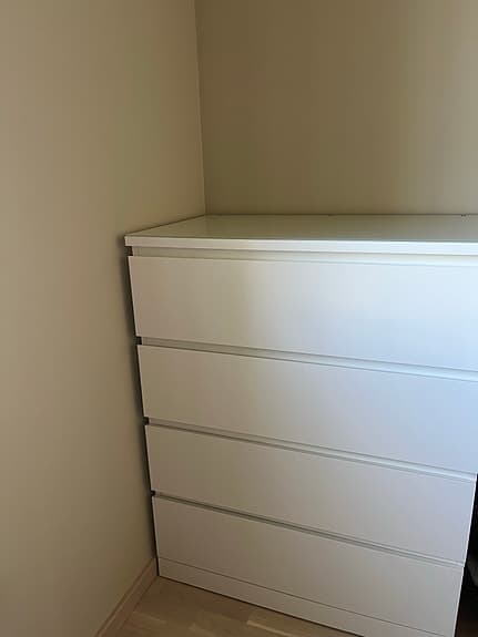 Malm byrå inklusive glasskiva