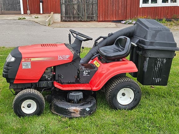 Frigidaire LT 150 åkgräsklippare röd med uppsamlare