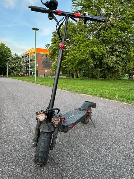 Elsparkcykel OCH Sits ingår
