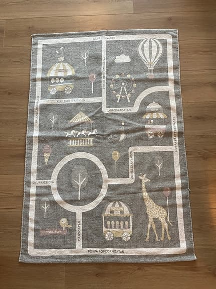 Barnmatta med djur- och cirkusmotiv grå