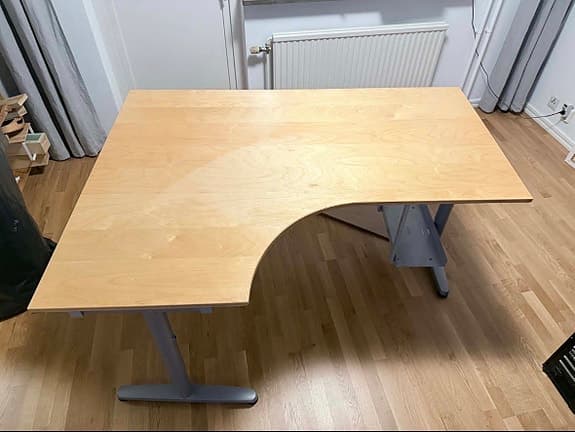 Väldigt fin bord och det är nästan helt ny