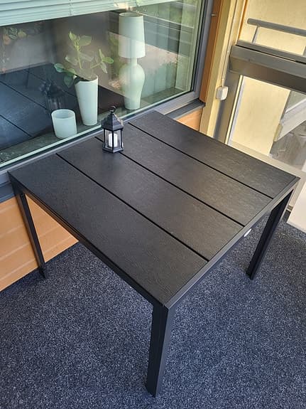 Trevligt trädgårdsbord
