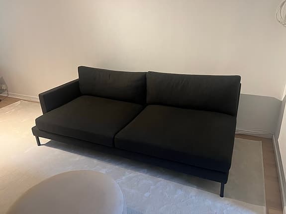 Elliot soffa i svart/mörkblå färg, 213 cm bredd
