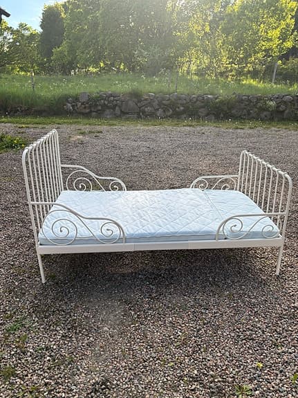 IKEA växasäng i metall med madrass