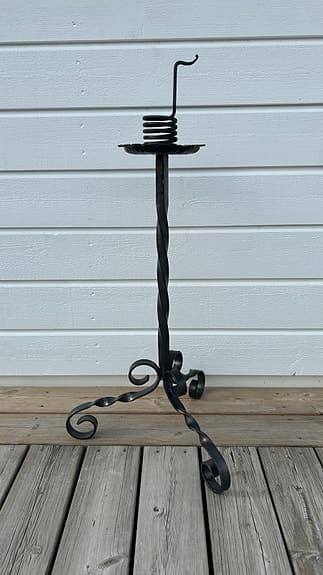 Smidesljusstake / golvljusstake i svartsmide från cirka 1950–1970-tal