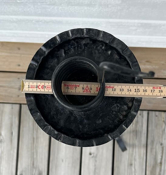 Smidesljusstake / golvljusstake i svartsmide från cirka 1950–1970-tal