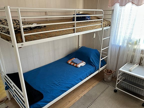 Stabil våningssäng i vit metall