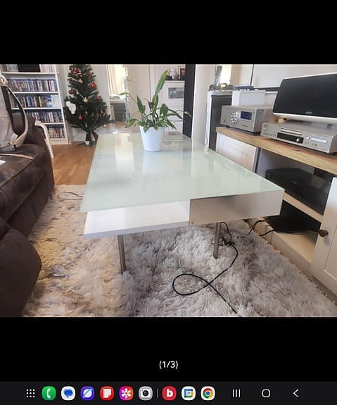 Stilfullt soffbord i frostat glas, metall och ekfanér i mycket bra skick, aug 24