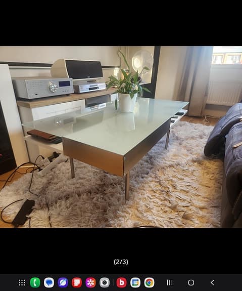 Stilfullt soffbord i frostat glas, metall och ekfanér i mycket bra skick, aug 24