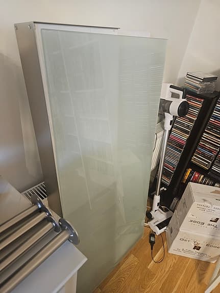 Stilfullt soffbord i frostat glas, metall och ekfanér i mycket bra skick, aug 24
