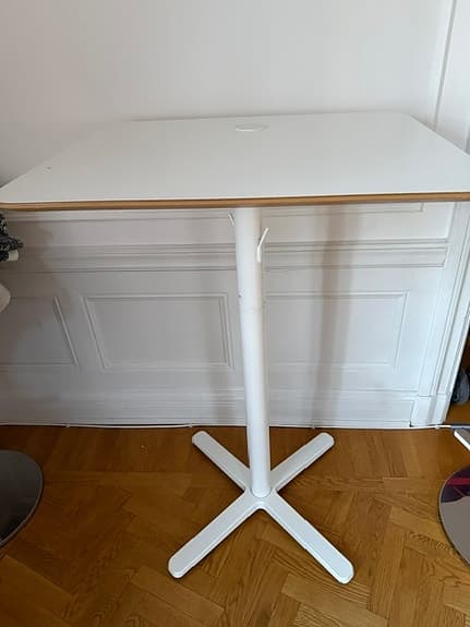 Barbord och stolar kan säljas separat
