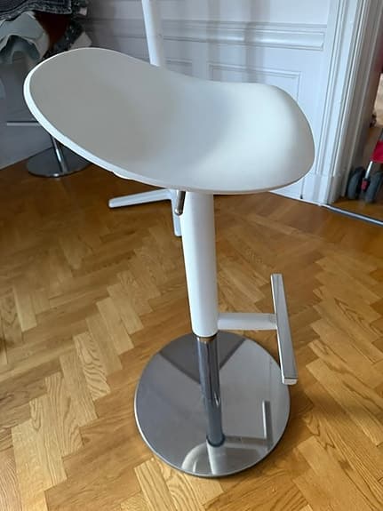Barbord och stolar kan säljas separat