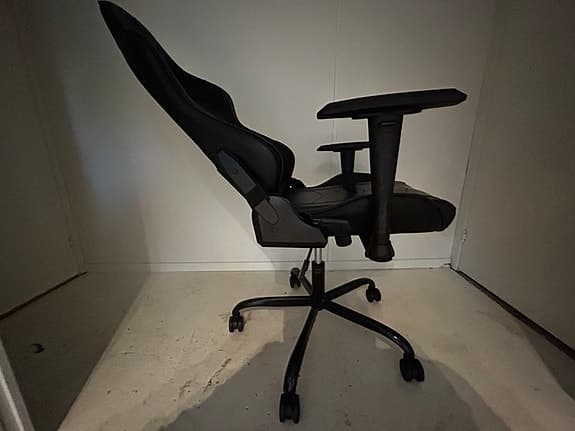 Svart DELTACO gaming stol