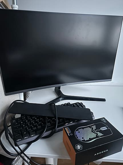 Gaming-kit i toppklass: Samsung 27" 144Hz, Apex Pro TKL & Glorious Wireless