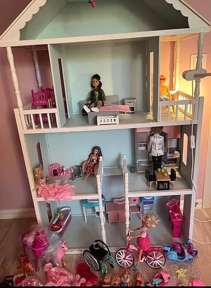 Barbiehus med massa Barbie tillbehör