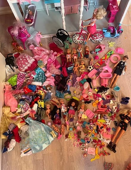 Barbiehus med massa Barbie tillbehör
