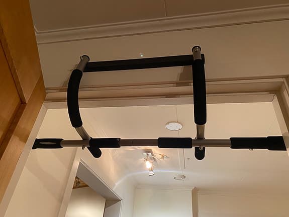 Pull up-stång för dörrkarm – enkel montering, stabil.