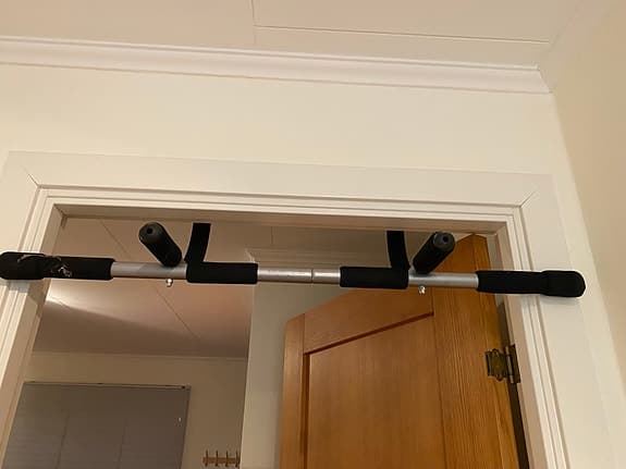 Pull up-stång för dörrkarm – enkel montering, stabil.