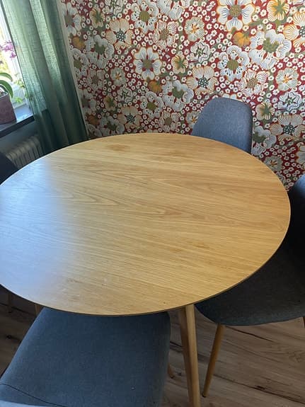 Runt ekbord  med 4 klädda stolar