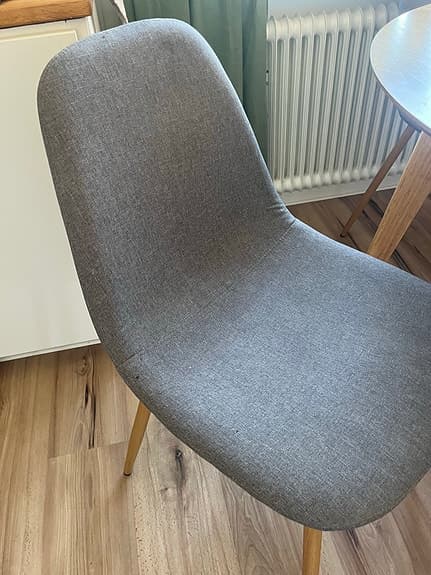 Runt ekbord  med 4 klädda stolar