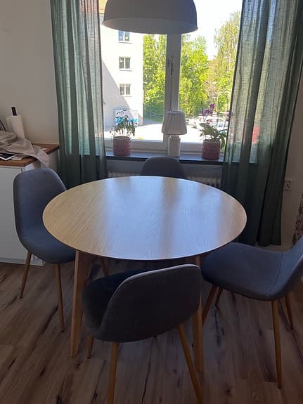 Runt ekbord  med 4 klädda stolar