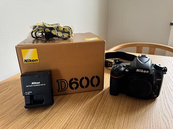 Nikon D600 med batterigrepp och AF-S 50mm f/1.4G. Endast 2487 exp.