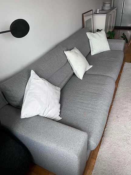 Grå tresits soffa med kuddar