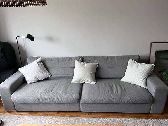 Grå tresits soffa med kuddar