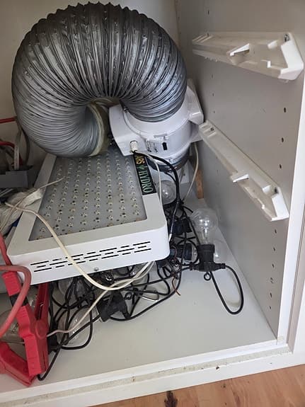 Mars Hydro växtbelysning och 2 odlingstält med tillbehör