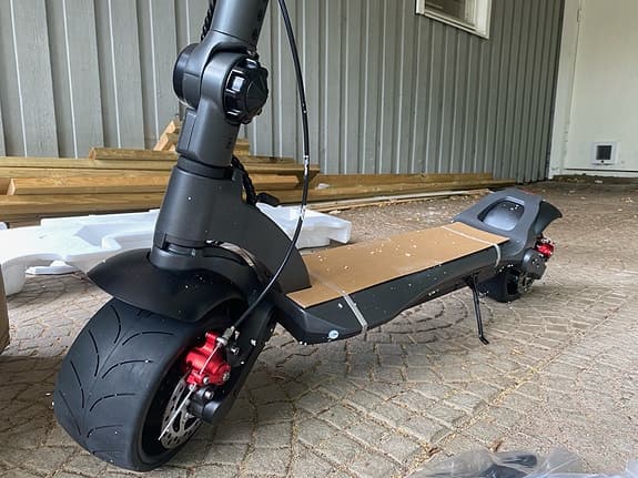 Elscooter med display och breda däck