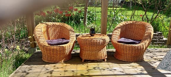 Rottingmöbler – 2 fåtöljer och bord