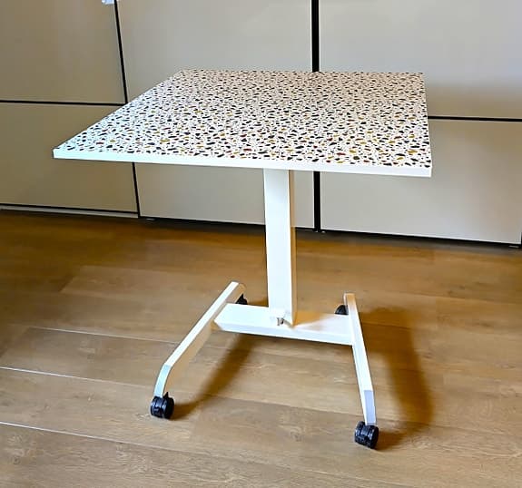 Attune höj- och sänkbart skrivbord med större skiva