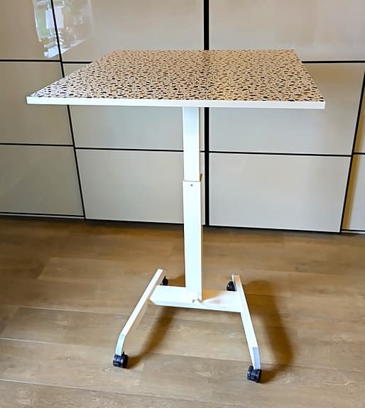 Attune höj- och sänkbart skrivbord med större skiva