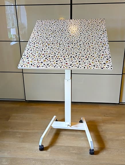 Attune höj- och sänkbart skrivbord med större skiva
