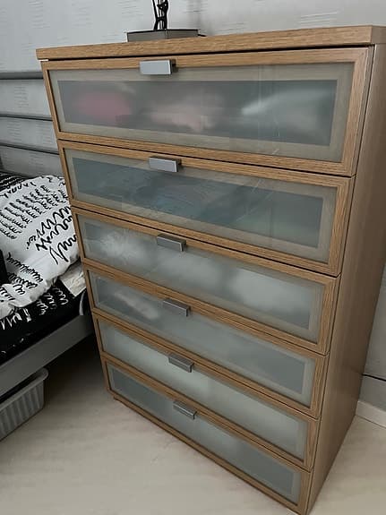 IKEA byrå med lådor i glas, design