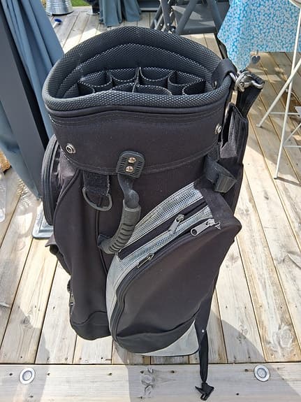Golfklubbor med bag och vagn