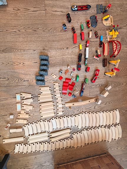 BRIO trätåg med räls, broar och fordon