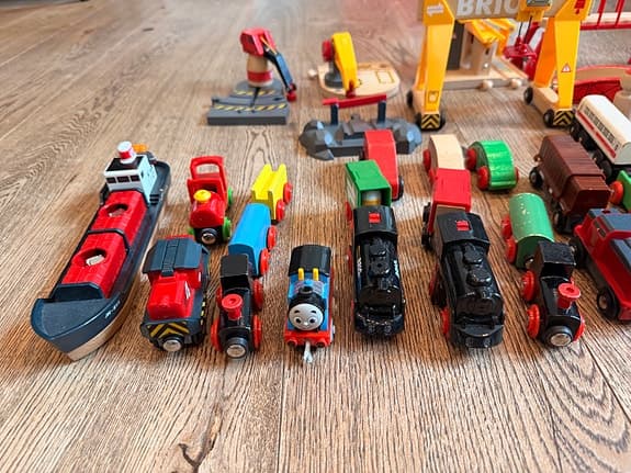 BRIO trätåg med räls, broar och fordon