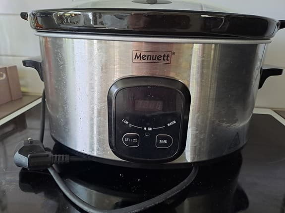 Slow cooker