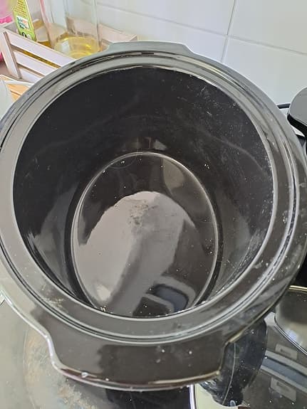 Slow cooker